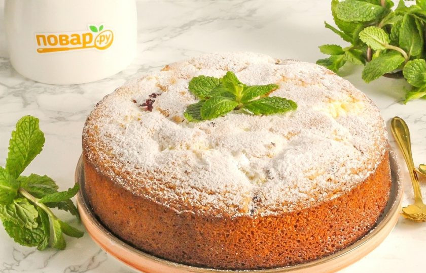 1. Этап. Шарлотка с творогом и вишней: Нарежьте шарлотку с творогом и вишней на порционные кусочки и подайте к столу с напитками.