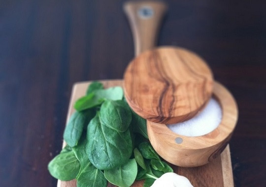 1. Этап. Шпинатная паста: 1. Первым два процесса делаем параллельно: просеянную муку соедините с яйцами и перемешайте. Шпинат потушите со щепоткой соли и чесноком (при желании). После измельчите в блендере и остудите пюре.