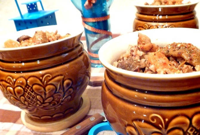 1. Этап. Сушеные грибы в горшочках: Горшочки закройте крышками и уберите в духовку при 200 градусах на 30 минут. Затем содержимое перемешайте и оставьте горшочки в духовке ещё на полчаса без нагрева. Приятного аппетита!