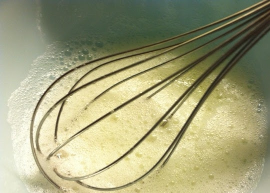 1. Этап. Свинина, тушенная с зеленью: К мясу влейте немного воды и тушите его около часа. Тем временем белки отделите от желтков и смешайте белки с соком лимона, добавьте соль, перец, взбейте венчиком.