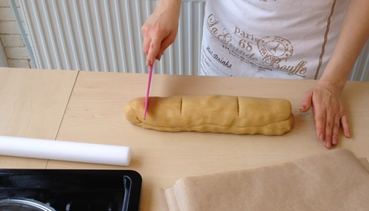 1. Этап. Торт Медовик (Рыжик): 8. Тесто заворачиваете в пленку или перекладываете в миску, накрываете полотенцем, оставляете в тепле на 1 час. Через 60 минут достаете тесто и сворачиваете из него вот такую колбаску, разделяете ее на 9 частей (коржи).