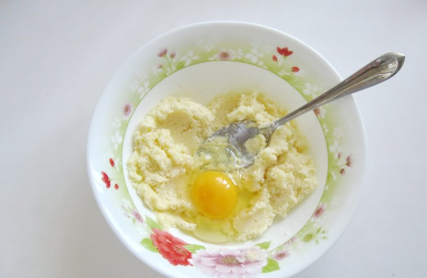 1. Этап. Апельсиново-шоколадный кекс: По одному добавьте яйца, каждый раз взбивая миксером.