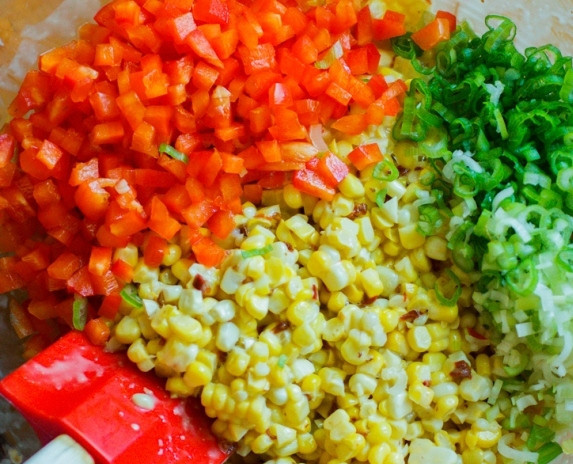 1. Этап. Мексиканский салат с кукурузой: Добавьте все остальные ингредиенты: мелко рубленный болгарский перец,зелёный лук, кинзу.