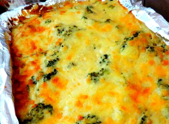 1. Этап. Брокколи, запеченная в сливочном соусе: Ставим противень в духовку при температуре 180 градусов на 40 минут. Как только появится прочная смуглая корочка сверху, смело доставайте запеканку. Итак, у нас получился твердый верх и сочный низ. Приятного аппетита!