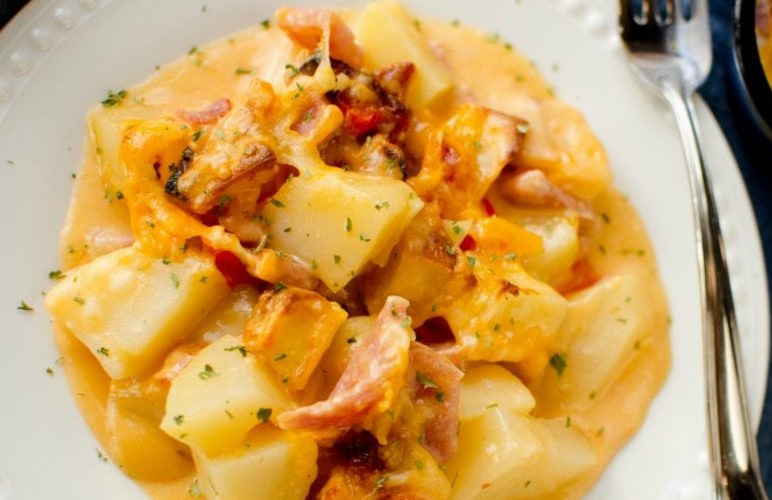 1. Этап. Запеканка из картофеля, ветчины и сыра: Отправьте запеканку в духовку на 45 минут при 180 градусах. За 15 минут до готовности сверху натрите сыр. Приятного аппетита!