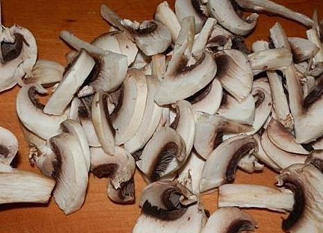 1. Этап. Салат с мидиями и кукурузой: Шампиньоны нарезать пластинками.
