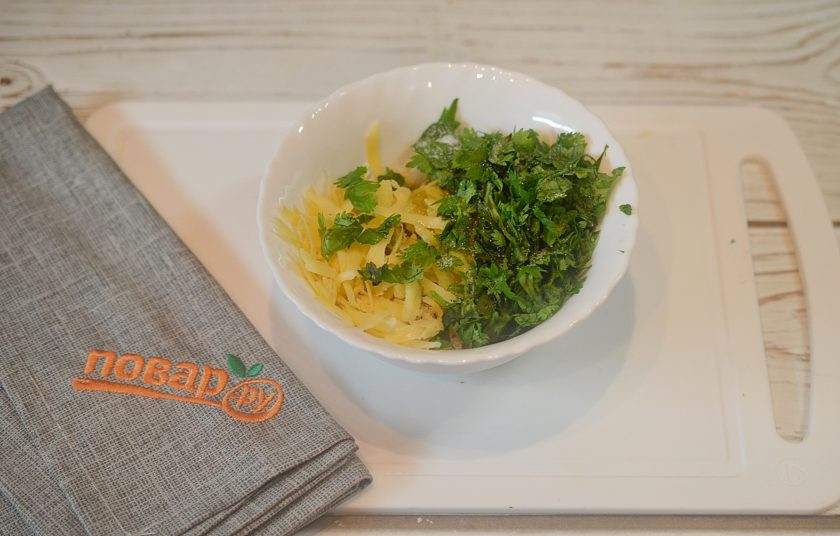 1. Этап. Рулетики из баклажанов с беконом: 3. Для начинки смешайте хлебные крошки, тертый сыр, измельченный чеснок и нарезанную зелень. Чуть посолите.