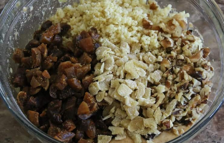 1. Этап. Пирог из пшенной каши: 3. В другой миске смешайте яйца, мед (1/3 стакана), растительное масло, добавьте ванильный и лимонный экстракт, 3 чайных ложки лимонной цедры, взбейте до образования единой массы. Всыпьте половину мучной смеси, затем влейте пахту (кефир), снова мучную смесь и перемешайте. Добавьте кашу, нарезанный инжир, имбирь, нарезанные крупно орехи.