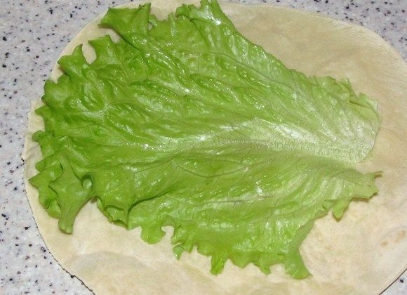 1. Этап. Начинка для лаваша с корейской морковкой: 4. На лаваш сначала выложите листик салата.