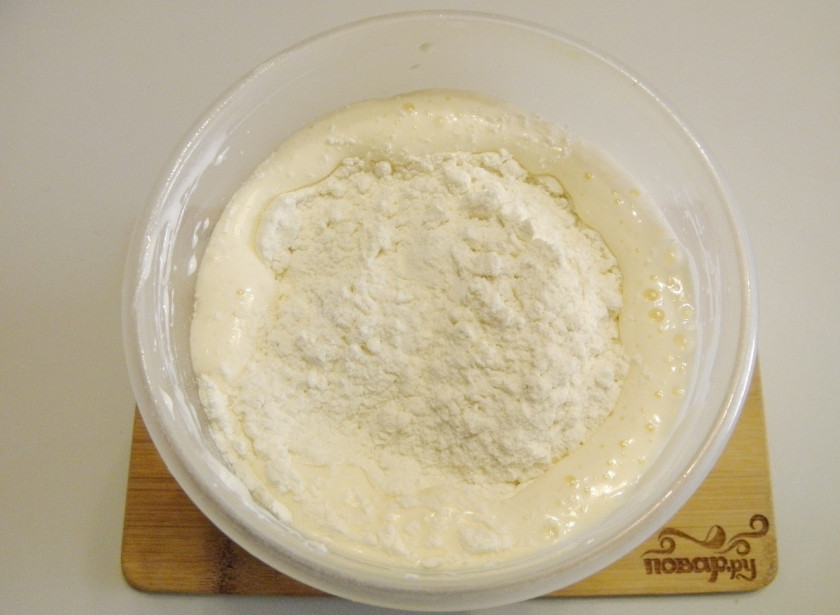 1. Этап. Шарлотка с ягодами: Всыпьте ванильный сахар и муку, доведите миксером тесто до однородности. Тесто для шарлотки готово!