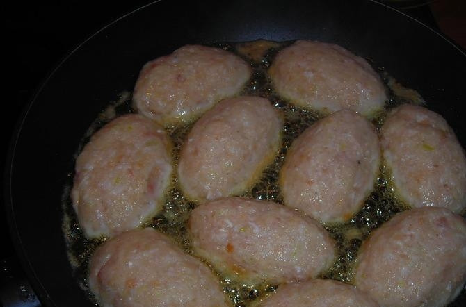 1. Этап. Котлеты из морского языка: Хорошо перемешайте все и налепите котлет, затем обваляйте их в муке.