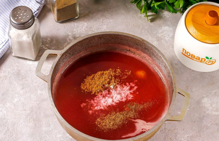 1. Этап. Соус из винограда на зиму: Затем перелейте обратно в казан или ковш, уваривайте примерно 40-60 минут, чтобы масса уменьшилась вдвое и загустела. Всыпьте специи и пряности, соль и сахар, влейте уксус и проварите еще 5 минут.