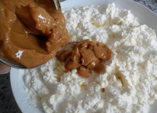 1. Этап. Пасха со вкусом крем-брюле: 4. Выложите банку сгущенки. Если любите сладкое, то можно добавить чуть больше.