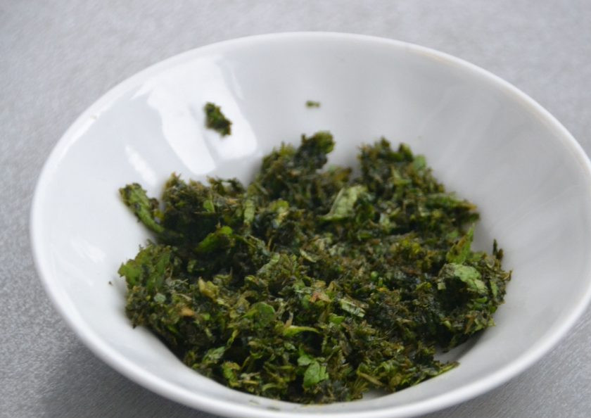 1. Этап. Мятный зефир: Если остались неизмельченными листочки мяты, их можно убрать, впрочем, они не испортят ни вид, ни вкус зефира, деже если останутся в общей массе.