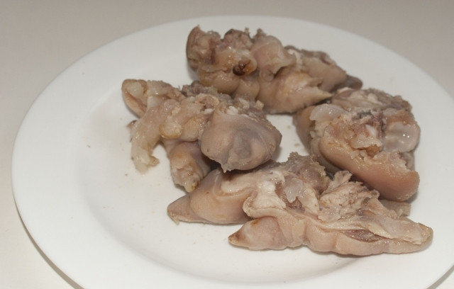 1. Этап. Свиные ножки по-армянски: 5. В отдельной емкости приготовьте рассол - растворите в 1 литре воды 3 ложки соли. Опустите туда ножки на пару минут, а затем быстро промойте под проточной водой.