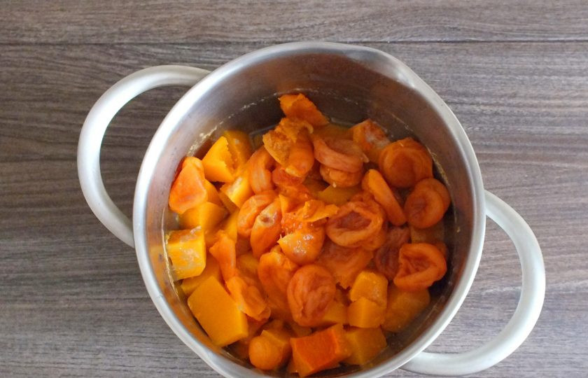 1. Этап. Повидло из тыквы с курагой: С кураги слейте воду, сухофрукты не отжимая переложите к тыкве.