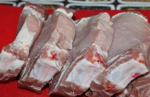 1. Этап. Стейк в домашних условиях: Нарезаем мясо на куски толщиной 1.5-2 сантиметра.