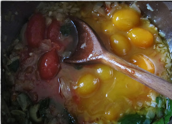 1. Этап. Соус Наполетана: 2. Помидоры выкладываем в сотейник, тушим на маленьком огне, добавив лук, чеснок и соль с орегано и лавровым листом. Базилик у меня был свежий, его и добавила. Важно тушить, постоянно помешивая и слегка давя помидорчики в процессе.