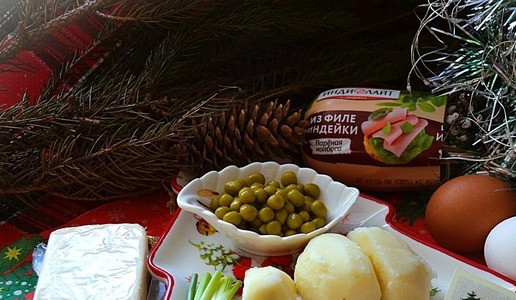 1. Этап. Салат Снежные сугробы: Приготовить продукты. Сырок слегка подморозить.