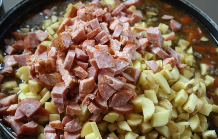 1. Этап. Суп из чечевицы с копченостями: 5. Пока чечевица вариться, нарежьте картофель, сосиски и колбаски. По истечению указанного в предыдущем шаге времени добавьте все нарезанное в суп.