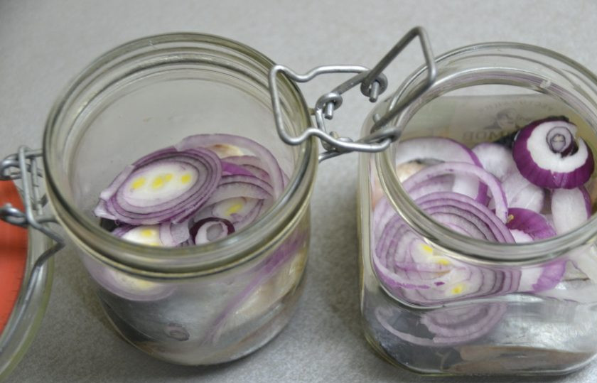 1. Этап. Малосольная селедка в банке: Сложите сельдь в банки слоями, перекладывая кольцами репчатого лука.