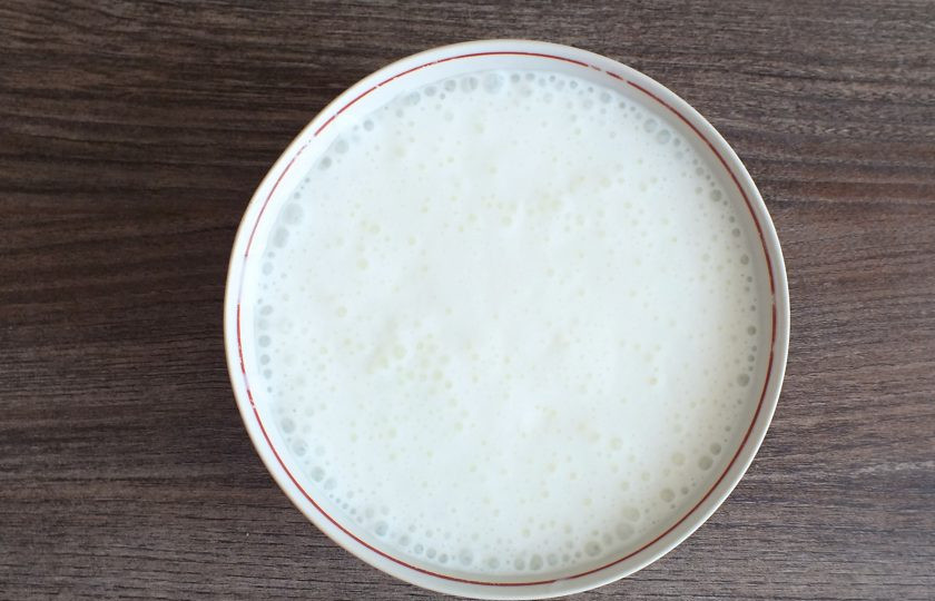 1. Этап. Заливной пирог с тыквой в духовке: Приготовьте тесто. В чашу налейте кефир, добавьте соду. Отставьте на время, чтобы кефир 