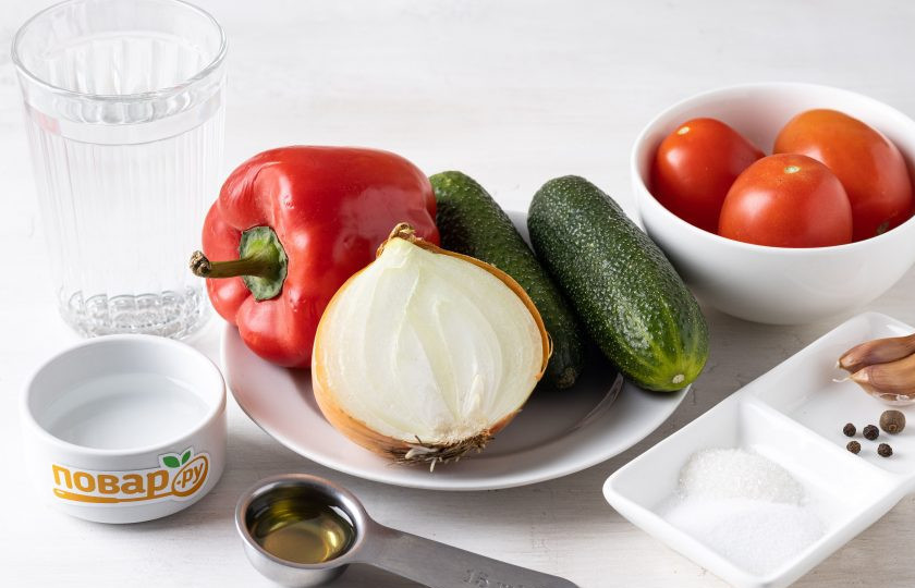 1. Этап. Салат на зиму с огурцами и помидорами: Подготовьте все ингредиенты.