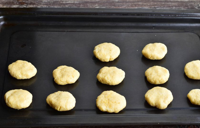 1. Этап. Печенье Недотрога: Сформируйте печенье и выложите его на противень.