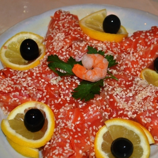 1. Этап. Салат Морская звезда: Посыпаем кунжутными семечками, украшаем ломтиками лимона, целыми маслинами, зеленью. Салат 