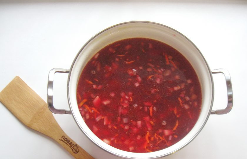 1. Этап. Борщ с языком: После выложите овощи в кастрюлю с бульоном и картофелем.