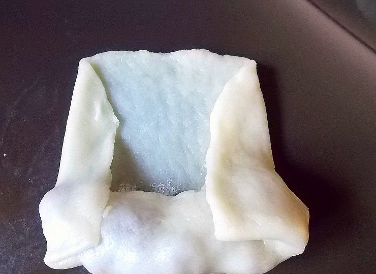 1. Этап. Хрустящие трубочки с малиной: Подверните аккуратно края.