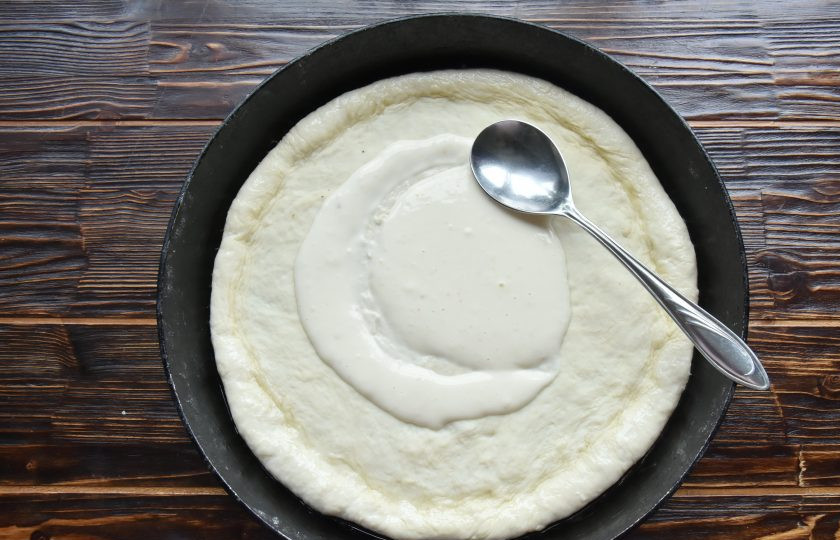 1. Этап. Пицца Альфредо: На тесто распределите половину белого соуса 