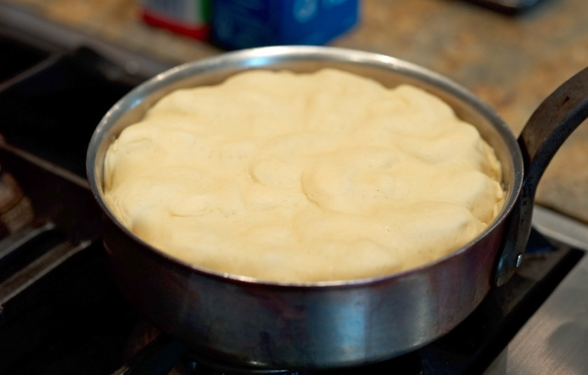 1. Этап. Тарт Татен с яблоками: Присыпаем яблоки корицей и сахаром, кладем кусочек сливочного масла, сверху накрываем листом готового слоеного теста (заправив края). Тесто должно плотно прилегать к яблокам.