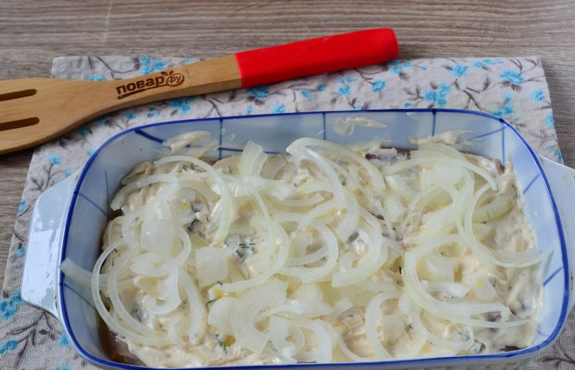 1. Этап. Сочное куриное филе по-французски: Выложите лук.