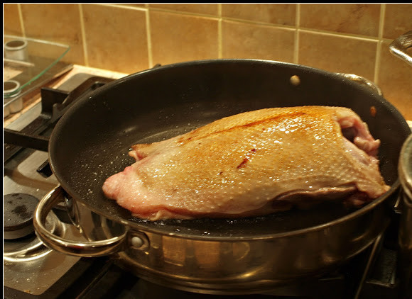 1. Этап. Гусь на сковороде: Обжариваем на самом сильном огне до появления золотистой корочки.