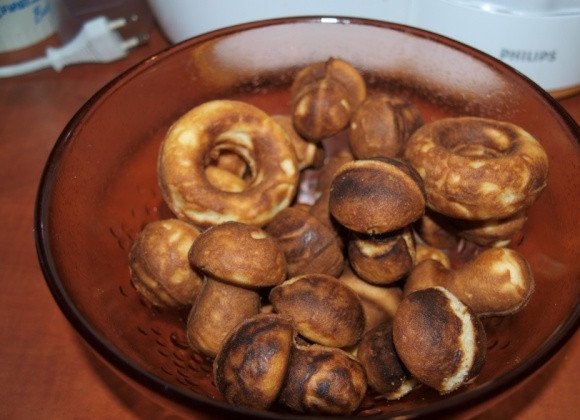 1. Этап. Печенье Грибочки в формочке: Готовым грибочкам дайте остыть.