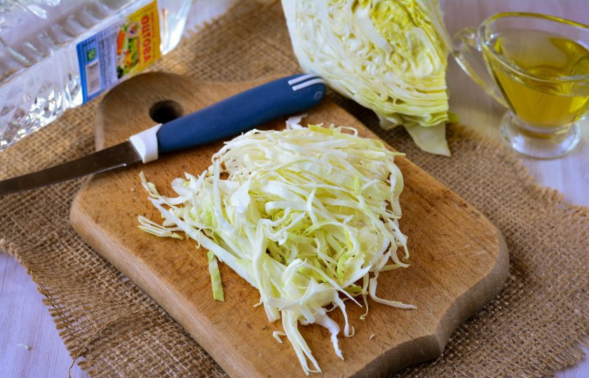 1. Этап. Маринованная капуста с чесноком и перцем: Капусту нашинкуйте тонкими полосками при помощи ножа или специальной терки-шинковки.