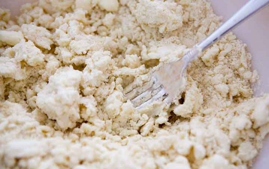 1. Этап. Тесто со сметаной для пирога: В получившуюся смесь добавьте сметану и разомните вилкой до однородности.