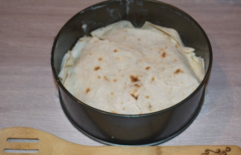 1. Этап. Слоеный яблочный пирог: Накройте новым слоем лаваша. Повторите слои пирога.