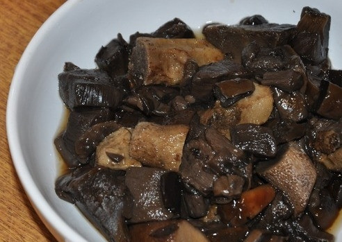 1. Этап. Соевые котлеты: Грибы отварите и пропустите через мясорубку вместе с соей и очищенным луком. Перемешайте.