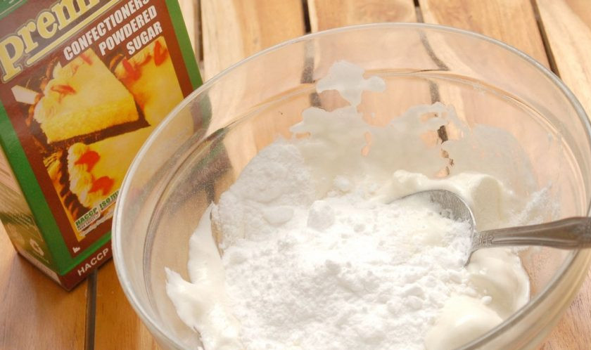 1. Этап. Сахарная мастика для тортов: К расплавленной массе аккуратно добавляйте сахарную пудру, постоянно мешая.