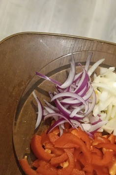 1. Этап. Яичная лапша с кальмаром и овощами: Лук режем тонкими полукольцами, перец - тонкой соломкой. У нас лапша широкая :)