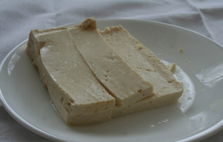 1. Этап. Жареный сыр тофу: 1. Выкладываем сыр на тарелку, ставим на него небольшой пресс, чтобы ушла лишняя жидкость. Через 20-30 минут сливаем воду и нарезаем на длинные кусочки (можно любой формы).