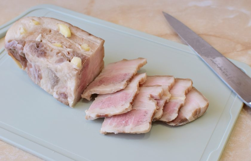 1. Этап. Сало варёное с чесноком: Готовое сало будет хорошо резаться. Нарежьте его на ломтики и подавайте к столу.