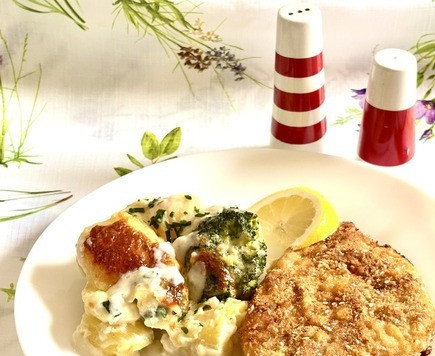 1. Этап. Куриный шницель из духовки: Подавать сразу горячими с кусочком лимона, очень вкусно полить шницель лимонным соком. Я приготовила к шницелям запеканку из картофеля и брокколи. Постараюсь на днях поделиться рецептом.