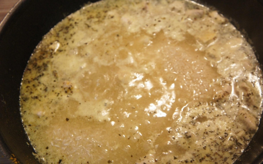 1. Этап. Курица с рисом в сковороде: Потом добавляем воду и рис. Распределите ровно по сковородке, но старайтесь сильно не мешать.