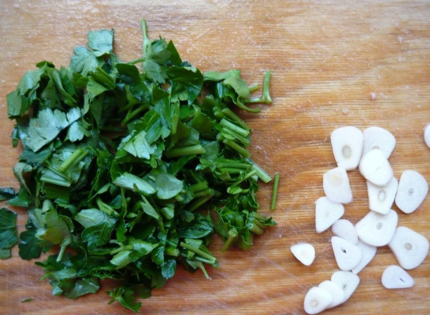 1. Этап. Азу из свинины: 7. Вымойте зелень и мелко нарежьте. Очистите чеснок и нарежьте тонкими пластинками.