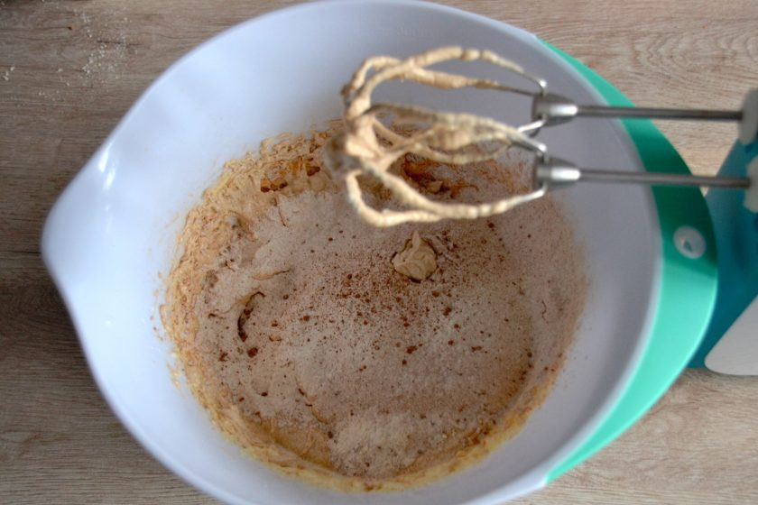 1. Этап. Пирожное Красное и белое: Снова всыпьте муку, взбейте, добавьте остальной кефир.