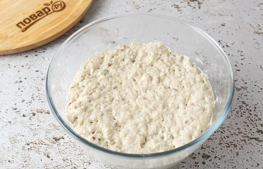 1. Этап. Ржано-пшеничный хлеб с семечками: Спустя указанное время тесто увеличится в 2-3 раза, появится характерный запах закваски и пузырьки.