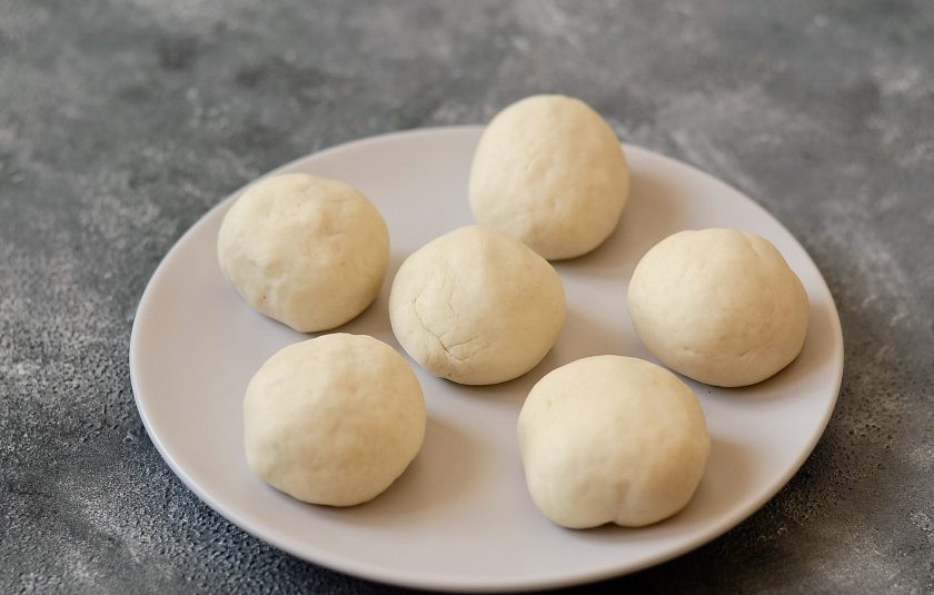 1. Этап. Беляши с грибами: Тесто немного обомните, затем разделите на шарики примерно по 50 грамм.